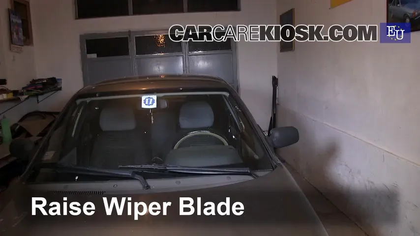 2002 Lada 110 GLI 1.5L 4 Cyl. Balais essuie-glace avant Changer les balais des essuie-glace